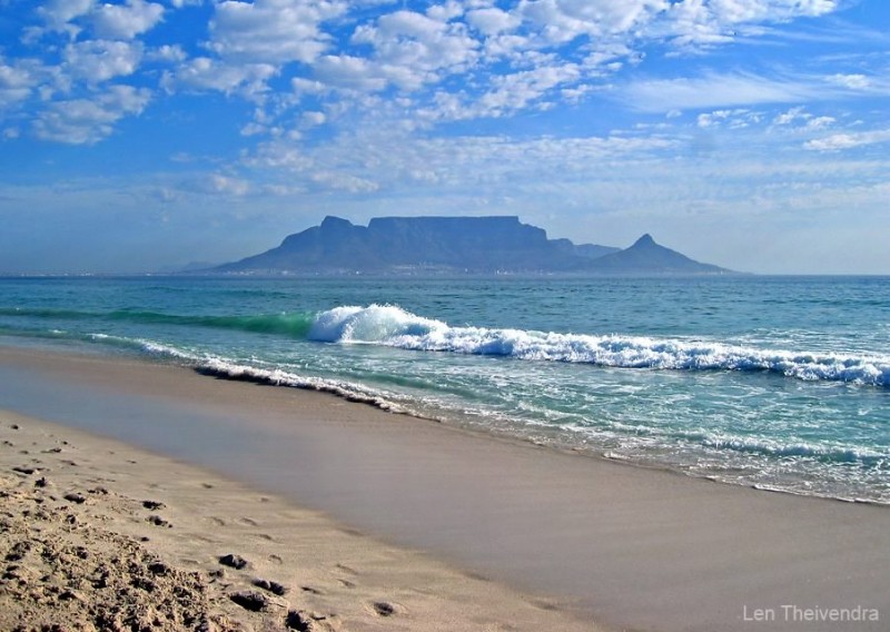 2007_10_20-SouthAfricaTrip-CapeTown_TableMountain_view_across_bay04-Bloubergstrand.jpg